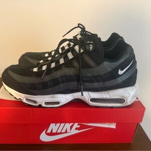 Nike Men's Black and Gray Air Max 95